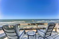Douglas 'Whispering Winds' Cottage w/ Beach! - parking