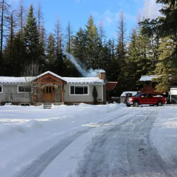 Quaint Priest Lake Cabin w/ Patio < 1 Mi to Lake!