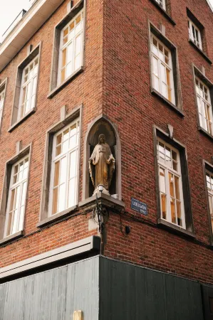 A Place Antwerp - Boutique Suites & Flats - Leeuwenstraat 20 Отели в г. Антверпен