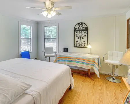 Crescent City Home w/ Charcoal Grill: Near 3 Lakes Hotels in Putnam County