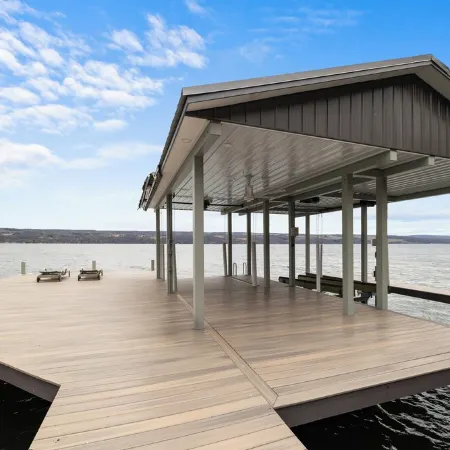 Lakefront 6BR Retreat with Private Dock, Huge Deck & Epic Seneca Views Отели в г. Старки