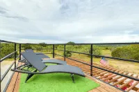 Remote Strawn Container Home w/ Hot Tub! - 2성급