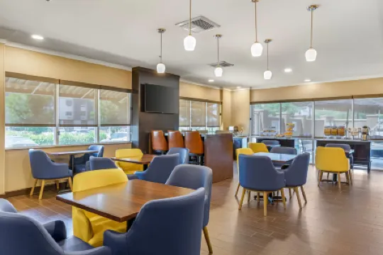 Comfort Suites Ontario Airport Convention Center Отели в г. Онтэрио