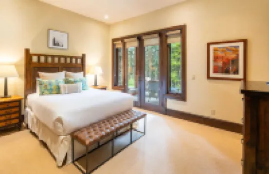 阿凡達住宿135號溪上聯排別墅 滑雪入/滑雪出的家配有熱水浴池