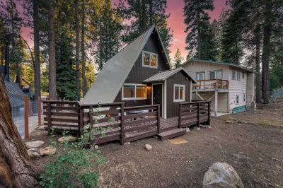 스페클드 바이 아반트스테이, 현대적인 인테리어, 호수까지 0.5마일! North Tahoe Art Center 주변 호텔