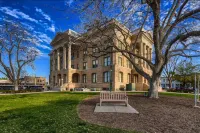 Sapphire Gem - In Downtown Georgetown