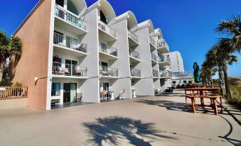 Sun-Kissed by Avantstay Beachfront Access