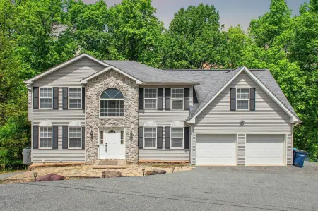 Lakeview Retreat w/ Kayaks, Game Room, Firepits Gated Community w/ Lake + Beach Access