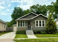 Lincoln 1 - Located One Mile from Lake Michgan, Best Front Porch, Pet Friendly