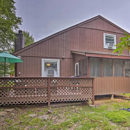 15 Mi to Camelback Ski Resort: Home w/ Deck!