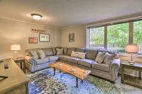 Updated Ranch-Style Home w/ Scenic Deck, Pond - 3 tähden
