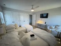 Brand new house with water views just steps from beach! - 4 ดาว
