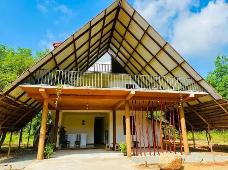 The Wish Lake Resort Отели рядом с достопримечательностью «Kossakandha Raja Maha Viharaya»