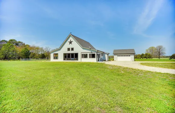 驚艷的切薩皮克灣農場房屋帶碼頭和皮划艇