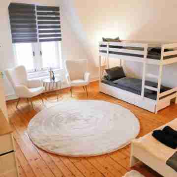 Luxury apartment 8 persons, 300m² garden, terrace, bathtub, 10 min to the city center Rooms