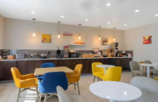 曾斯維爾市中心的舒適套房酒店