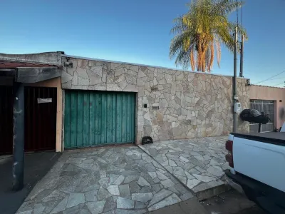 House with swimming pool and barbecue. Hotels in 