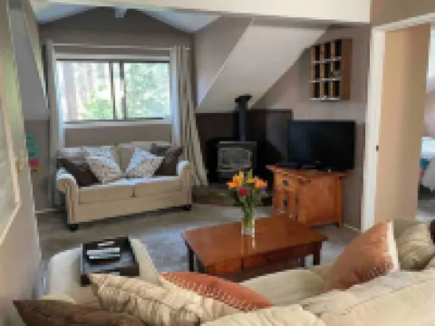 Quiet 1 Bdrm walk to beach & trails.  Close to ski areas.
