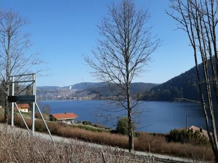 New renovated gite located less than 100 m from the lake, 80 €/nuit outside holidays