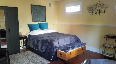 Charming, Private, Detached Studio!