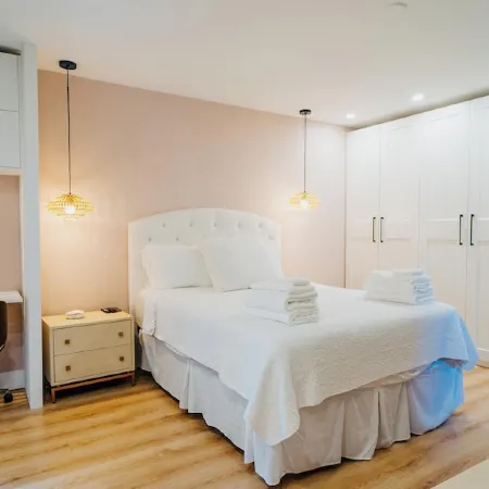 Coastal Chic 1BR Retreat – Walk to Jupiter Beach!