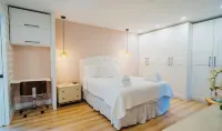 Coastal Chic 1BR Retreat – Walk to Jupiter Beach!