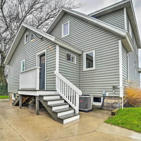 Chic Manistee Cottage Steps to Lake Michigan!