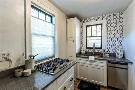 Charming, modern, 2nd floor home-away-from-home