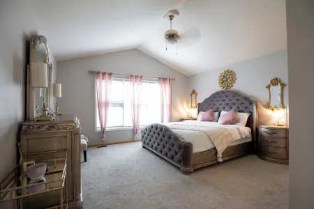 Luxury Living - Spacious & Deluxe Home Отели рядом с достопримечательностью «Парк Скай Хилл»