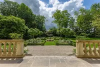 Manor house with tennis court a few minutes from Beuvron sur Auge فنادق في Hotot-en-Auge