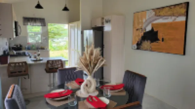 Charming 2-bedroom house with WiFi, AC in pleasant Discovery Bay Hoteles en Discovery Bay