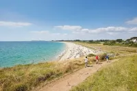 5-bedroom house 900 m from Les Govelins beach and 500 m from the village