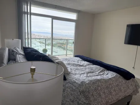 Bright 1 Bedroom with Sweeping Ocean Views Отели рядом с достопримечательностью «Fisherman's Village»