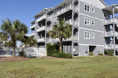 Gorgeous Ocean Views - 1 min walk to beach access!