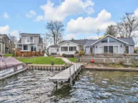 Portage Lakes Retreat - 3 BR Lakefront Home with Hot Tub