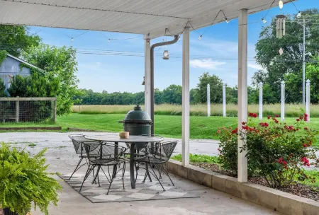 Huckleberry Guest House- Charming 2-bed cottage on serene Thompsons Station farm Отели в г. Томпсонс Стейшен