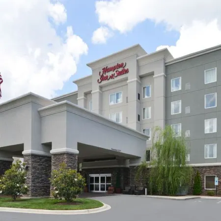 Hampton Inn & Suites Greensboro/Coliseum Area Отели рядом с достопримечательностью «Торговый центр Four Seasons»