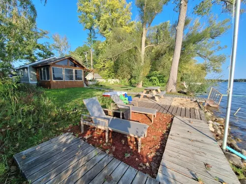 Private Island Getaway. 360 Water views. PONTOON BOAT INCLUDED!! Hotels in White Lake charter Township