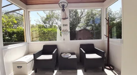 250 m from the sea, port and shops. in a quiet, private cul-de-sac. Отели в г. Пенмарш