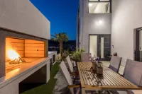 Villa Todo with heated pool and jacuzzi Hotels in Vinišće