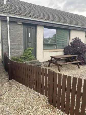 Tigh Beag Mhor Beautiful  Renovated semi detached bungalow in Aviemore. Отели рядом с достопримечательностью «The Coylumbridge Hotel FUNHOUSE»