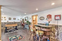 Wheelchair-Accessible Murphy Cabin w/ Fire Pit! - Homestays