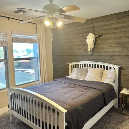 Sunset Retreat! Quiet, gated community, close to hiking and restaurants