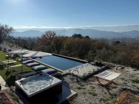 Swimming pool,Sauna,Jacuzzi,Barbecue,A/C,Billiards,WiFi,5minutes from the sea and downtown Отели в г. Sarzana