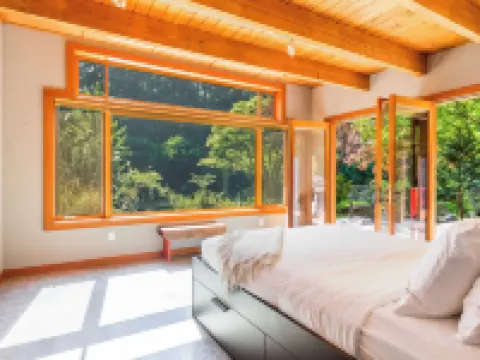 Rhythm Waters by Avantstay Garden Paradise, Pond Hotels in Langley