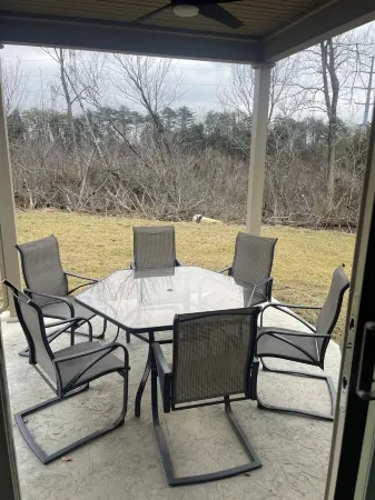 4-bedroom house in peaceful New Albany with AC, fitness room, WiFi