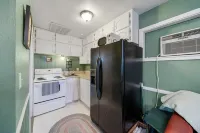 Lakefront Cottage (with pool) on quiet Lake Hudson