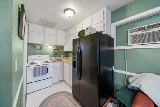 Lakefront Cottage (with pool) on quiet Lake Hudson