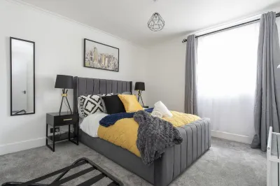 Traditional home with a modern charm St Mary The Virgin Stone Parish Church附近的飯店