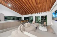 5-bedroom Water Front Villa In Hallandale Beach With Yacht Pick Up In Backyard